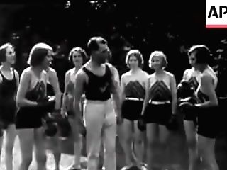 Chorus_girls_boxing